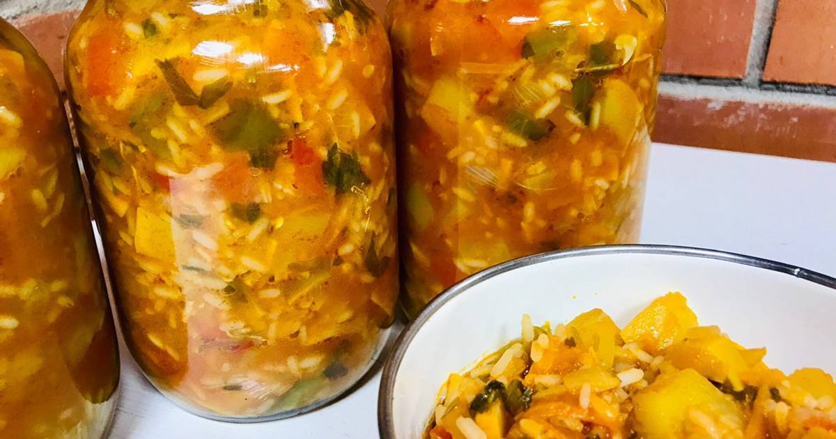 Салаты на зиму из кабачков с рисом. Заготовки на зиму с рисом. Салат с рисом на зиму. Заготовка на зиму с рисом и овощами. Лечо с рисом.