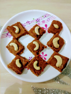 चॉकलेट काजू बर्फी (chocolate kaju barfi recipe in Hindi) रेसिपी मुख्य फोटो