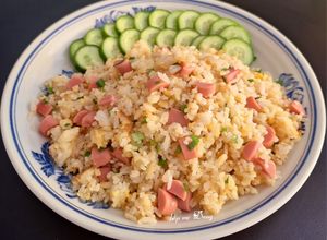 Hình của món Cơm chiên trứng xúc xích.