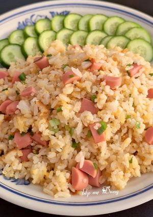 Hình của món Cơm chiên trứng xúc xích.