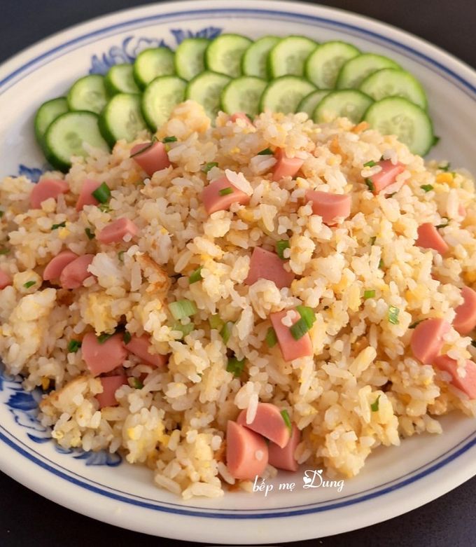 Hình của món Cơm chiên trứng xúc xích.