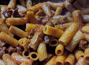 Una foto de Pasta con salsa con carne