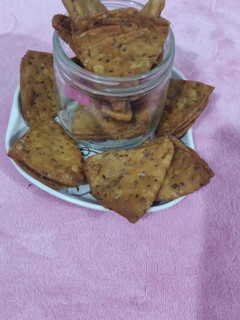 मठरी (Mathri recipe in hindi) रेसिपी मुख्य फोटो