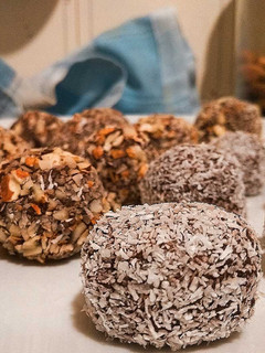 Una foto de Bolitas de chocolate y limón saludables