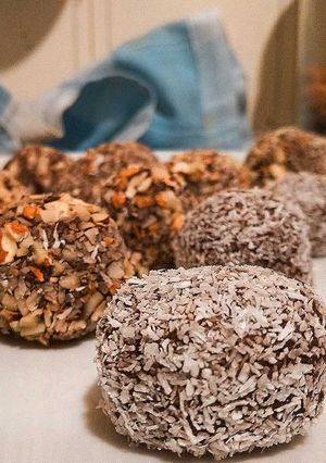 Una foto de Bolitas de chocolate y limón saludables