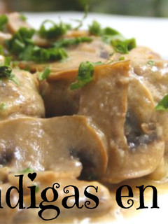 Una foto de Como hacer albóndigas en salsa con champiñones