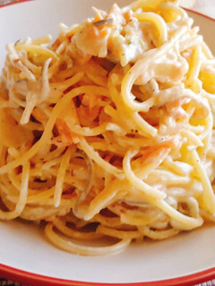 Una foto de Pasta con salmón y gulas