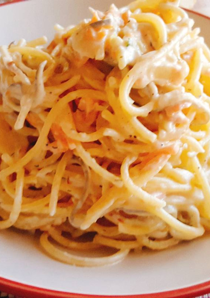 Una foto de Pasta con salmón y gulas