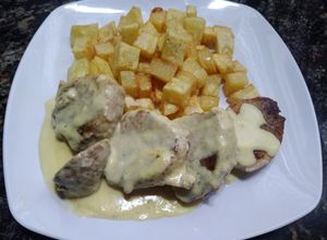 Una foto de Peceto de cerdo con crema de mostaza y papas