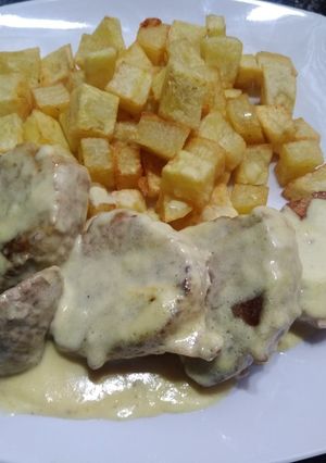 Una foto de Peceto de cerdo con crema de mostaza y papas