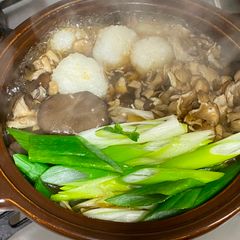 A picture of Japanese Oyster Mushroom and Chicken Pot.