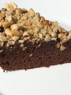 Una foto de Pastís de xocolata i avellanes