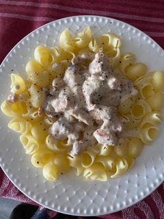 Una foto de Tiburones sin gluten con salmón en salsa a la pimienta. (Sin lactosa)