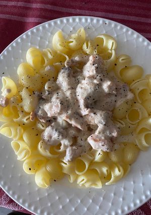 Una foto de Tiburones sin gluten con salmón en salsa a la pimienta. (Sin lactosa)