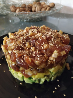 Una foto de Tartar de atún, aguacate y mango