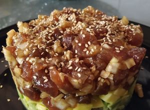 Una foto de Tartar de atún, aguacate y mango
