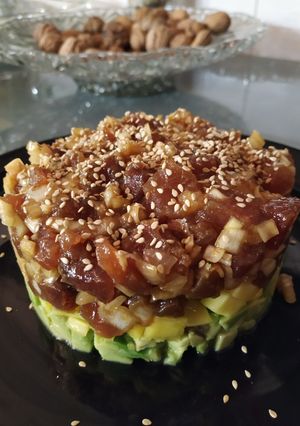 Una foto de Tartar de atún, aguacate y mango