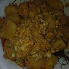A picture of Potatoes porridge with egg.
