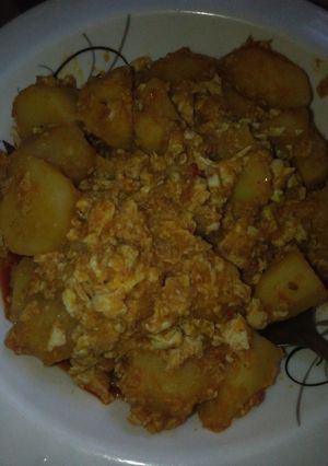 A picture of Potatoes porridge with egg.