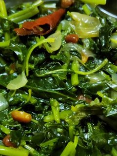 சிறு கீரை பொரியல்(siru keerai poriyal recipe in tamil) செய்முறை முக்கிய புகைப்படம்
