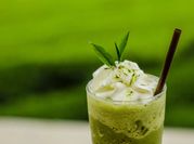 Una foto de batido con leche de almendra y fruta