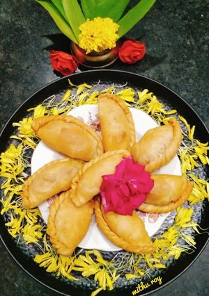 बादाम गुलाब करंजी (badam gulab karanji recipe in Hindi) रेसिपी मुख्य फोटो