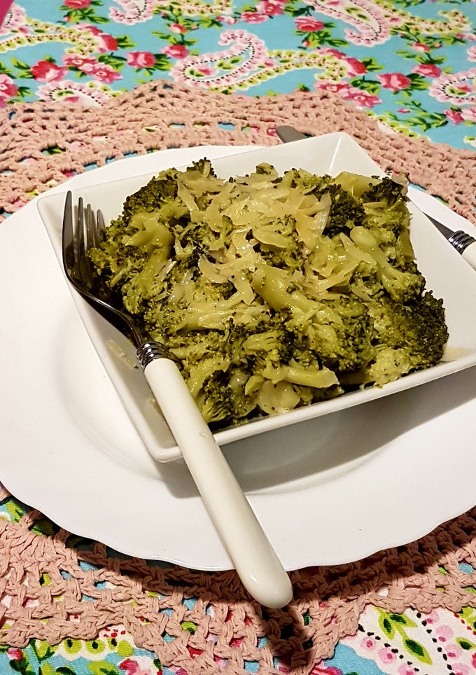 Una foto de Guarnición: brócoli gratinado en aceite de oliva y parmesano