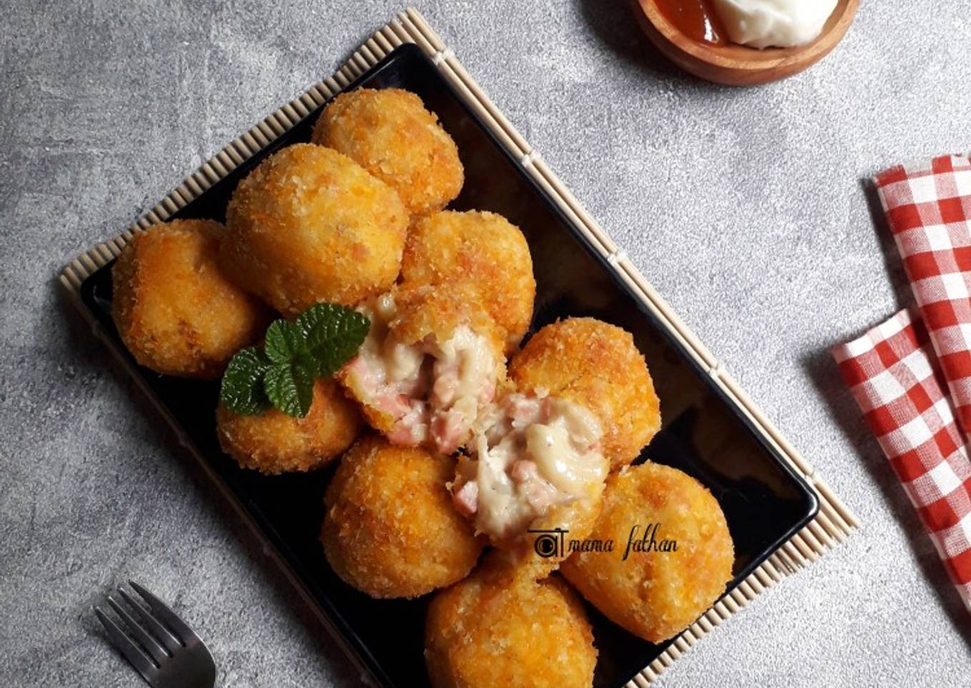 Macaroni cheese ball