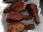 Una foto de muslo pollo con leche de coco