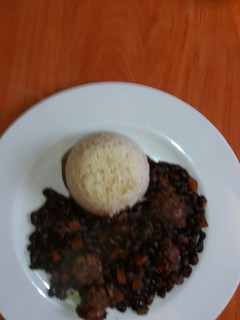 Una foto de Guiso de porotos negros con longaniza