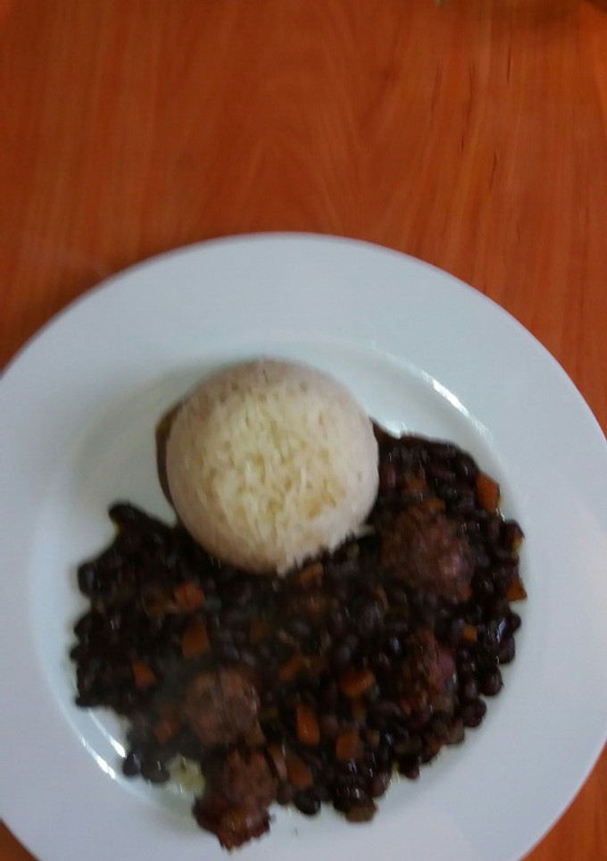 Una foto de Guiso de porotos negros con longaniza