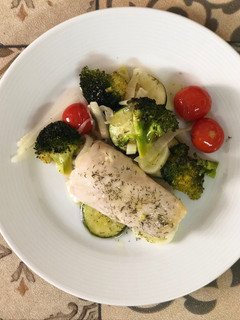 Una foto de Merluza al horno con verduras