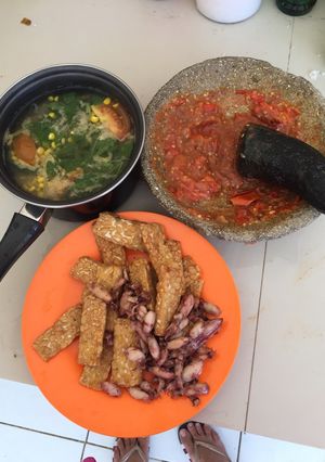 Foto resep Sayur bening kemangi, gorengan dan sambal tomat