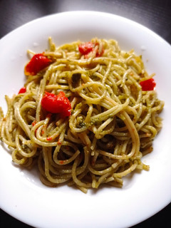 Una foto de Spaghetti con pesto de pistachos