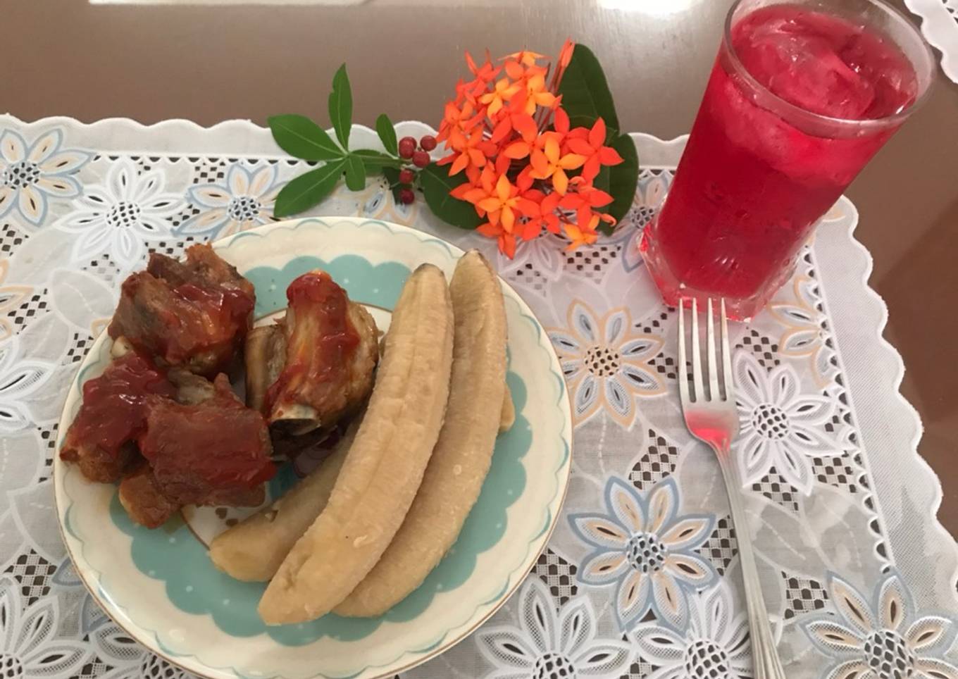 Guineo cocido con costilla de cerdo a la bbq