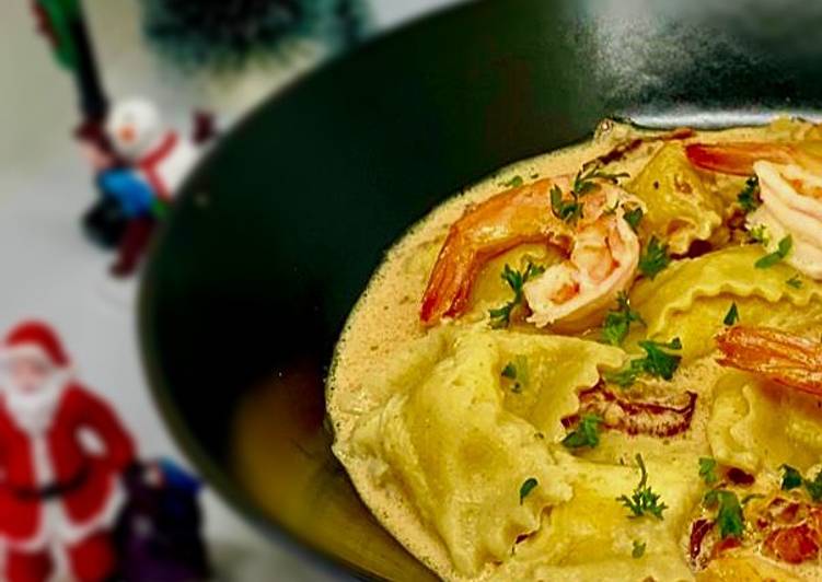 Ravioli del Plin al Salmone con Salsa di Gamberetti