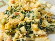 Una foto de pasta con atún y vegetales