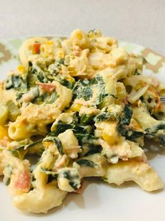 Una foto de Pasta con atún y vegetales