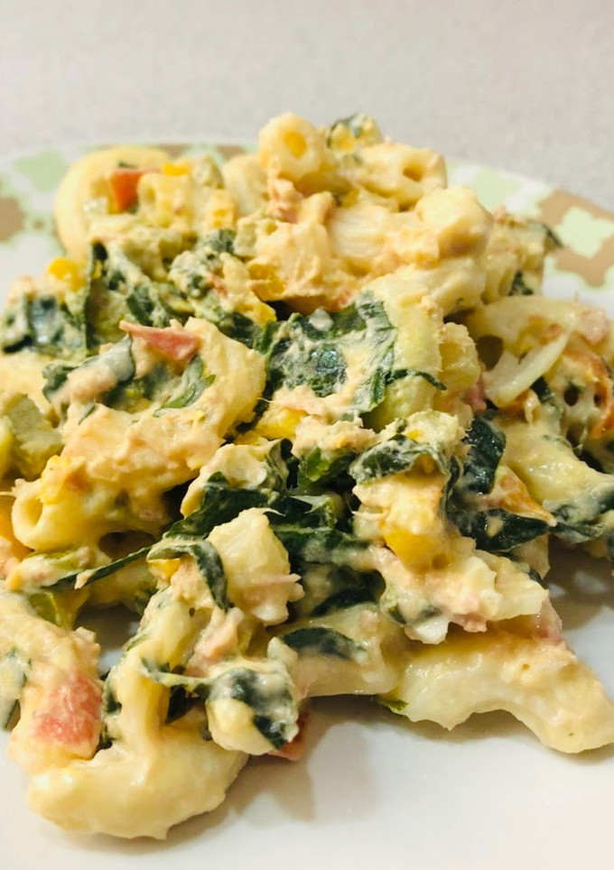 Una foto de Pasta con atún y vegetales