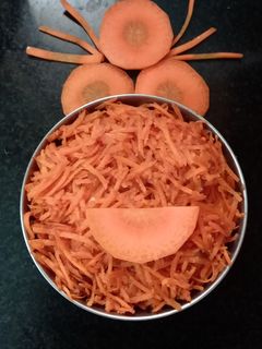 गाजर हलवा (gajar halwa recipe in marathi) रेसिपी चे मुख्य फोटो 