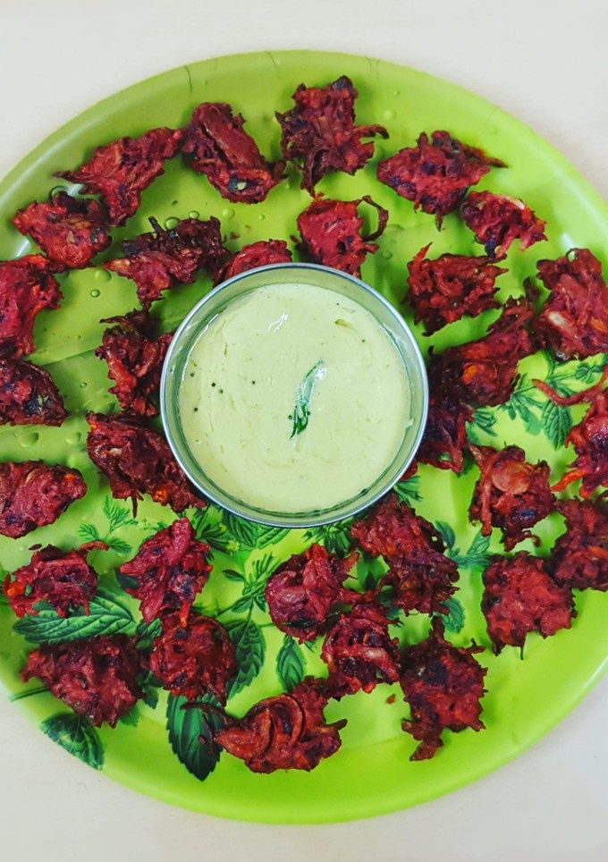 கேரட் பீட்ரூட் பகோடா (Carrot beetroot pakoda recipe in tamil) செய்முறை முக்கிய புகைப்படம்