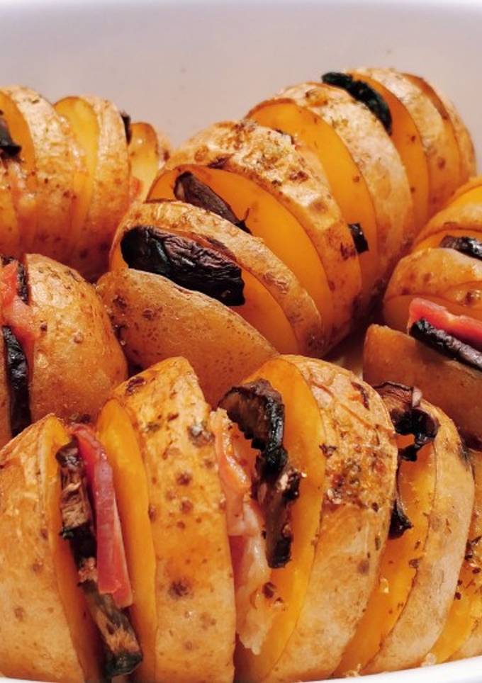 Картошка-гармошка с копчёной грудинкой и шампиньонами