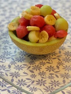 Una foto de Mezcla de frutas sobre melón
