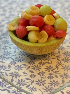 Una foto de Mezcla de frutas sobre melón