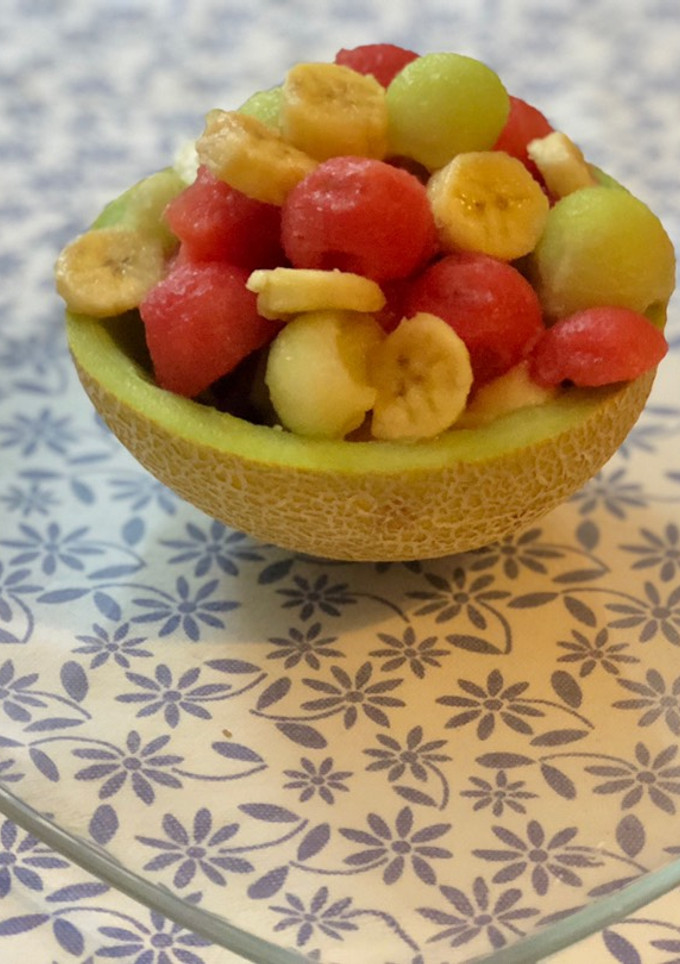 Una foto de Mezcla de frutas sobre melón