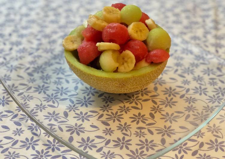 Mezcla de frutas sobre melón