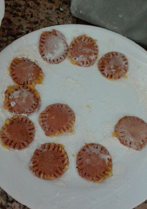 Una foto de Sorrentino con masa de Remolacha y rellenos de Calabaza