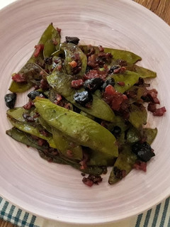 Una foto de Tirabeques con ajo negro