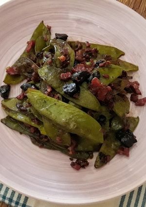 Una foto de Tirabeques con ajo negro
