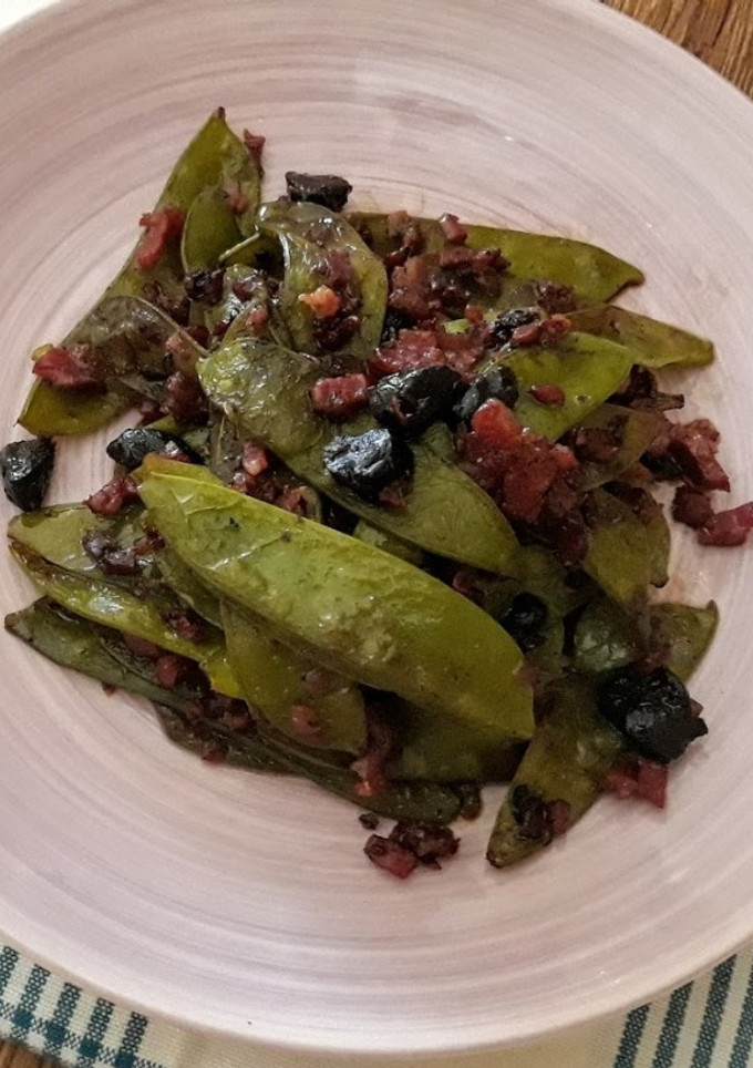 Una foto de Tirabeques con ajo negro